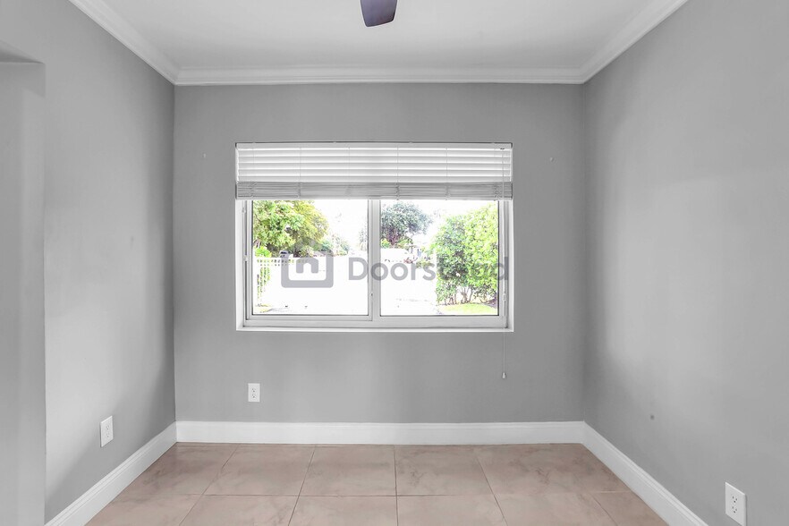 Building Photo - 241 NE 48th Ct