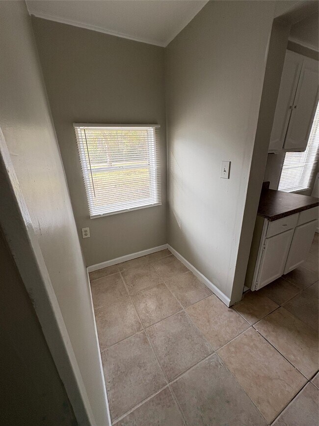 Building Photo - 905 St Lawrence River Rd