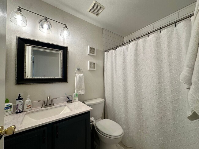 Building Photo - 3 Bedroom 3 Bath - Arapahoe Ridge Erie!