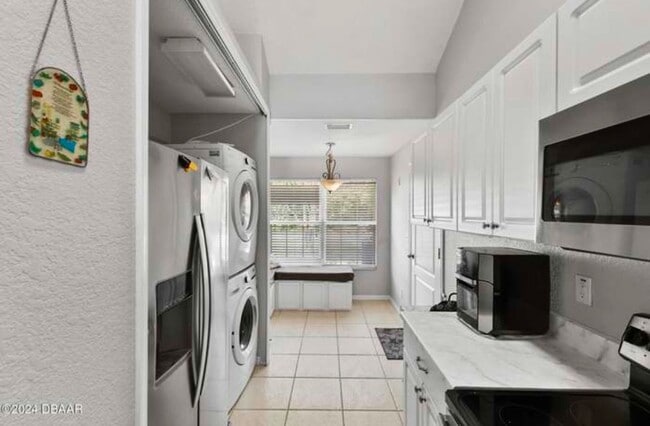 Building Photo - 3 bed 2 bath Townhome