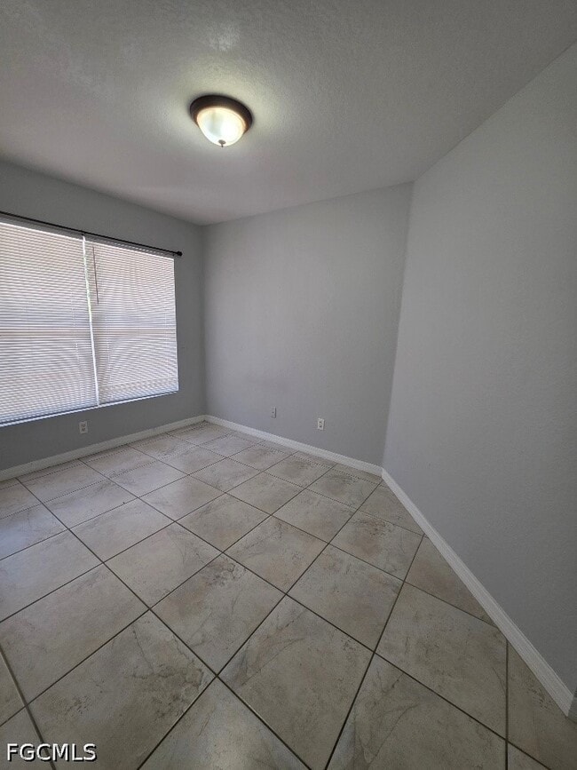 Building Photo - 332 Rogen St