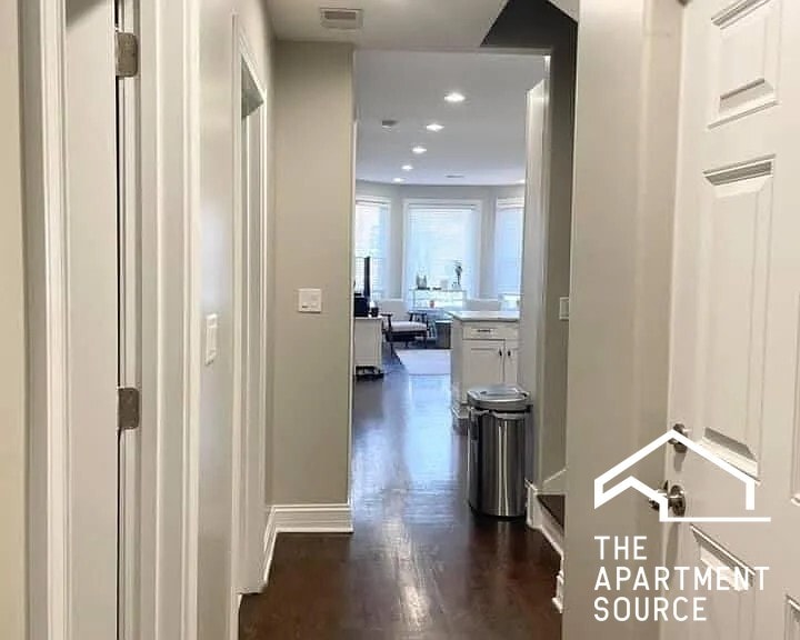 Building Photo - 2732 N Wilton Ave