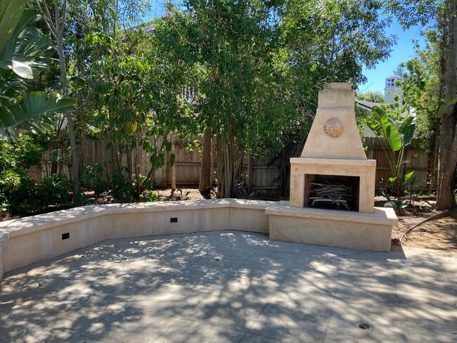 Building Photo - Spectacular and Spacious 4 Bed / 3 Bath Sa...