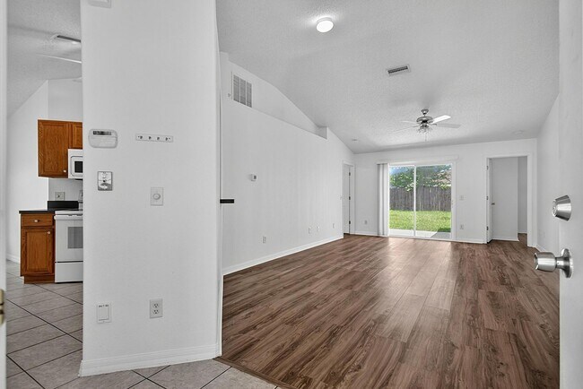 Building Photo - 15 Renmont Ct