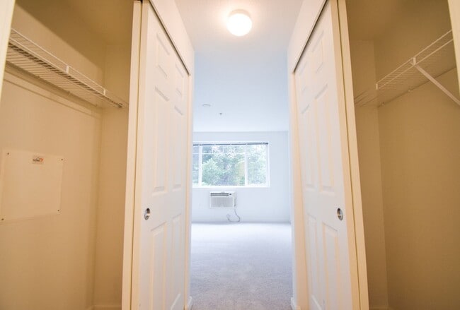 Building Photo - Beautiful 2 BR 2 BA Condo! Beautifully Updated! W/S/G is included.