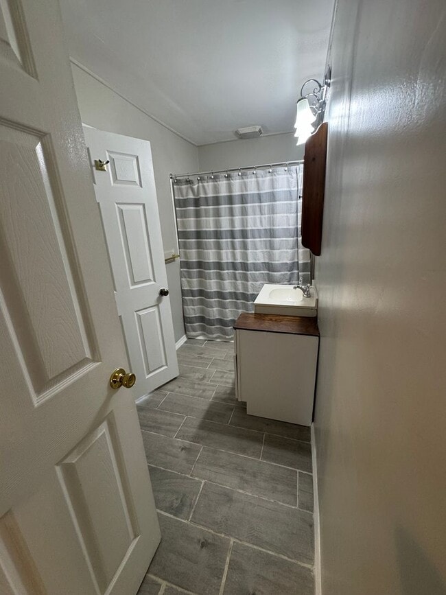 Building Photo - Cute & Comfortable Living in the Lookout M...