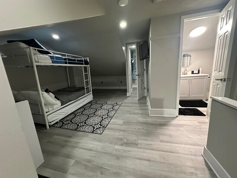 Upstairs loft - 1734 E Carson St
