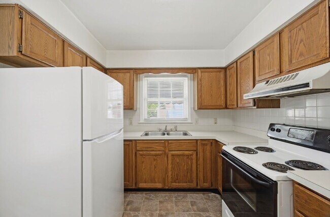 Building Photo - 2 bed 1 bath with fenced in yard in Norfolk