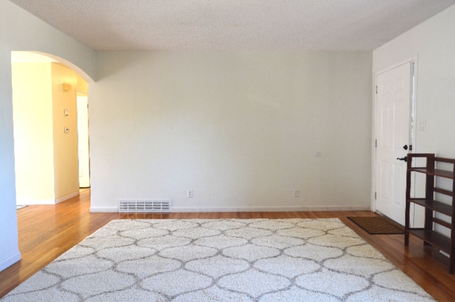 Building Photo - 827 Golden Hill St
