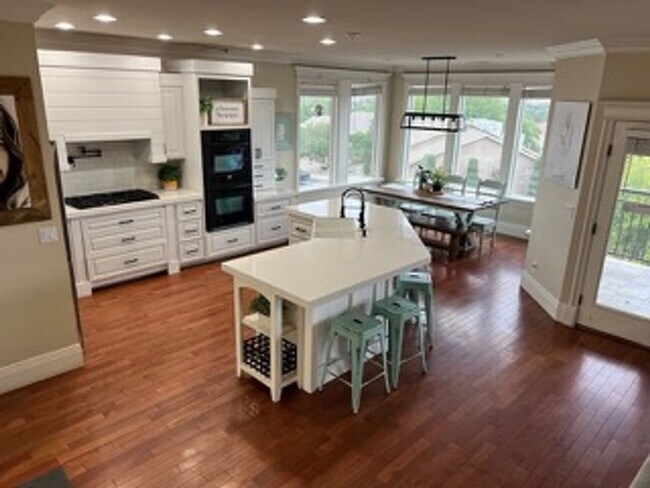 Building Photo - Very Spacious 6 bedroom home with amazing ...