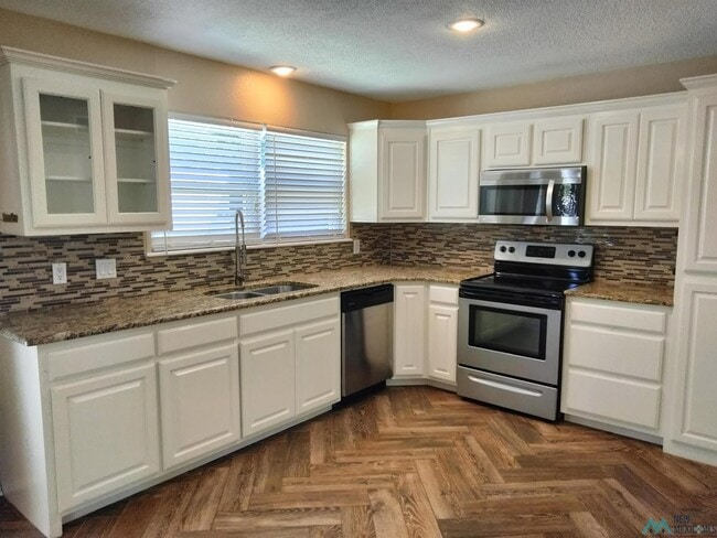 Building Photo - 1408 Colonial Pkwy