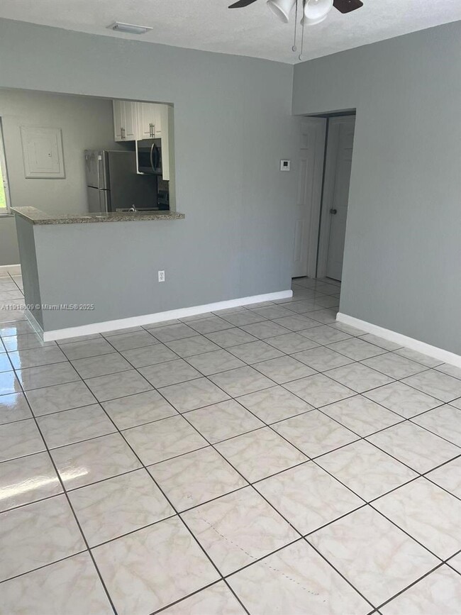 Building Photo - 3753 SW 26th Terrace