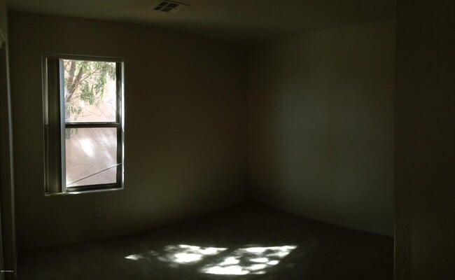 Building Photo - 2050 S Falcon Dr