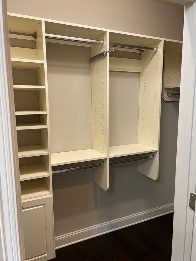 Building Photo - August 2026 - July 2027!!  3 BR 3 BA townhome 1 mile from UA campus