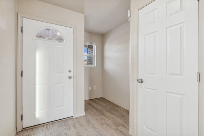 Building Photo - Adorable 3 bedroom. 2.5 bathTownhome in Columbia Falls