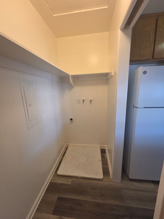 Building Photo - 2 Bedroom Condo for Rent