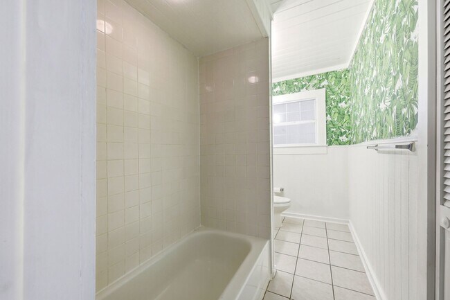 Building Photo - Neptune Beach Bungalow