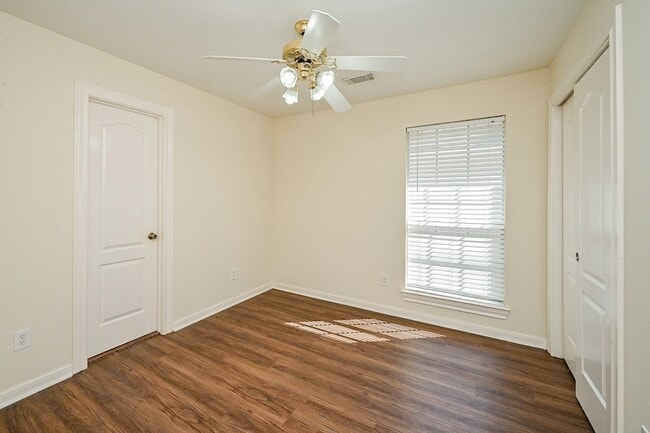Building Photo - 1547 Lakeside Enclave Dr