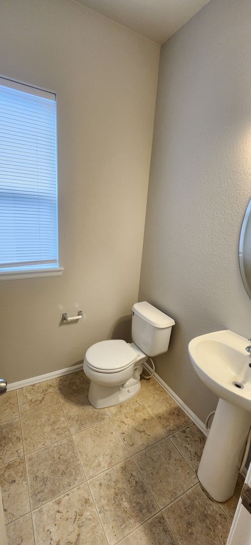 Building Photo - Open Concept 4 Bedroom Home with 9ft Ceili...