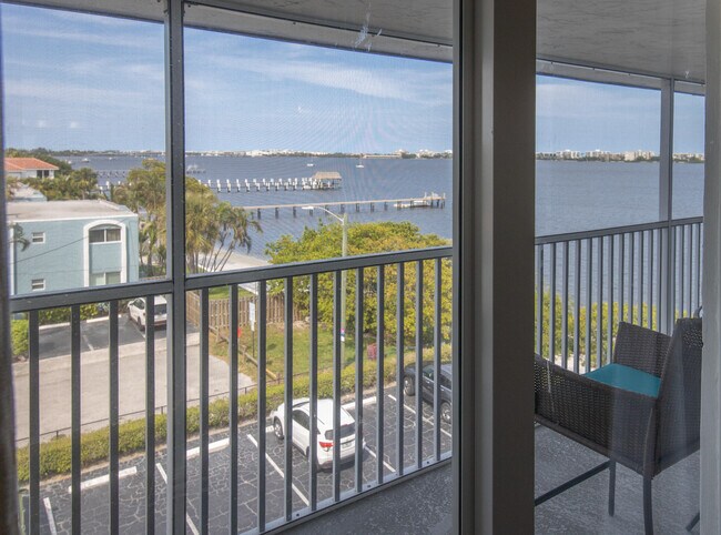 Building Photo - 1502 S Lakeside Dr