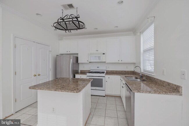 Building Photo - 5108 English Terrace