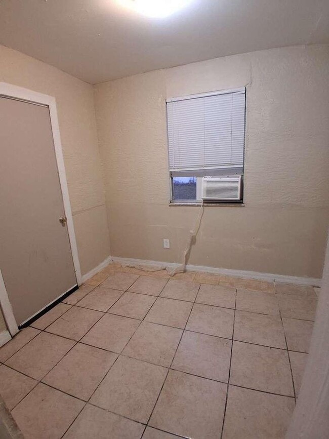 Building Photo - Spacious 4BR Home in Orlando – Move-In Ready with Parking & Great Location!