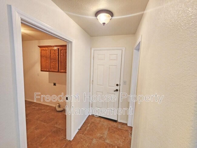 Building Photo - 3120 E Easy St