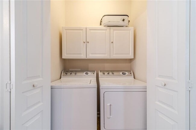 Building Photo - 6260 Brookside Ln