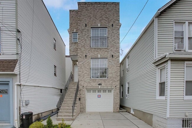 Building Photo - 16 Grant Ave