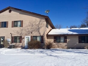 Building Photo - 2Br/1Ba TH w/Attached 1 CG in Brooklyn Park!