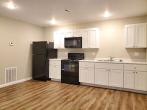 Building Photo - 3 bedroom 1 bath apartment located in Jackson, MO