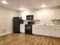 Building Photo - 3 bed, 1 bath Apartment