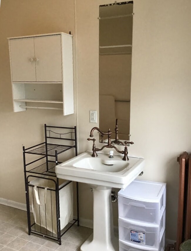 Building Photo - Perfect for college students, but great for others too!