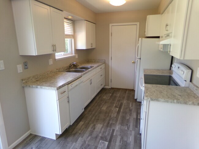 Building Photo - 4 Woodbine Ct