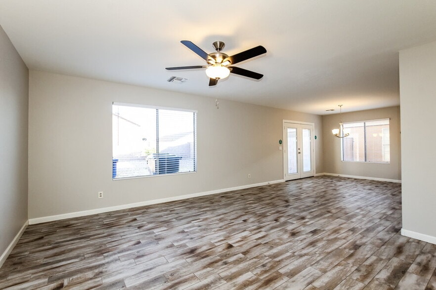 Building Photo - 10945 E Clovis Ave