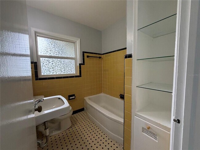 Building Photo - 710 Winthrop Pl