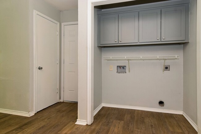 Building Photo - PEPERPORT.3913-3915