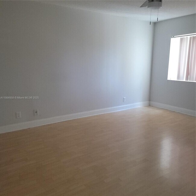 Building Photo - 120 Lakeview Dr