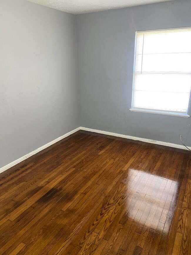 Building Photo - 5250 Kingsbury St