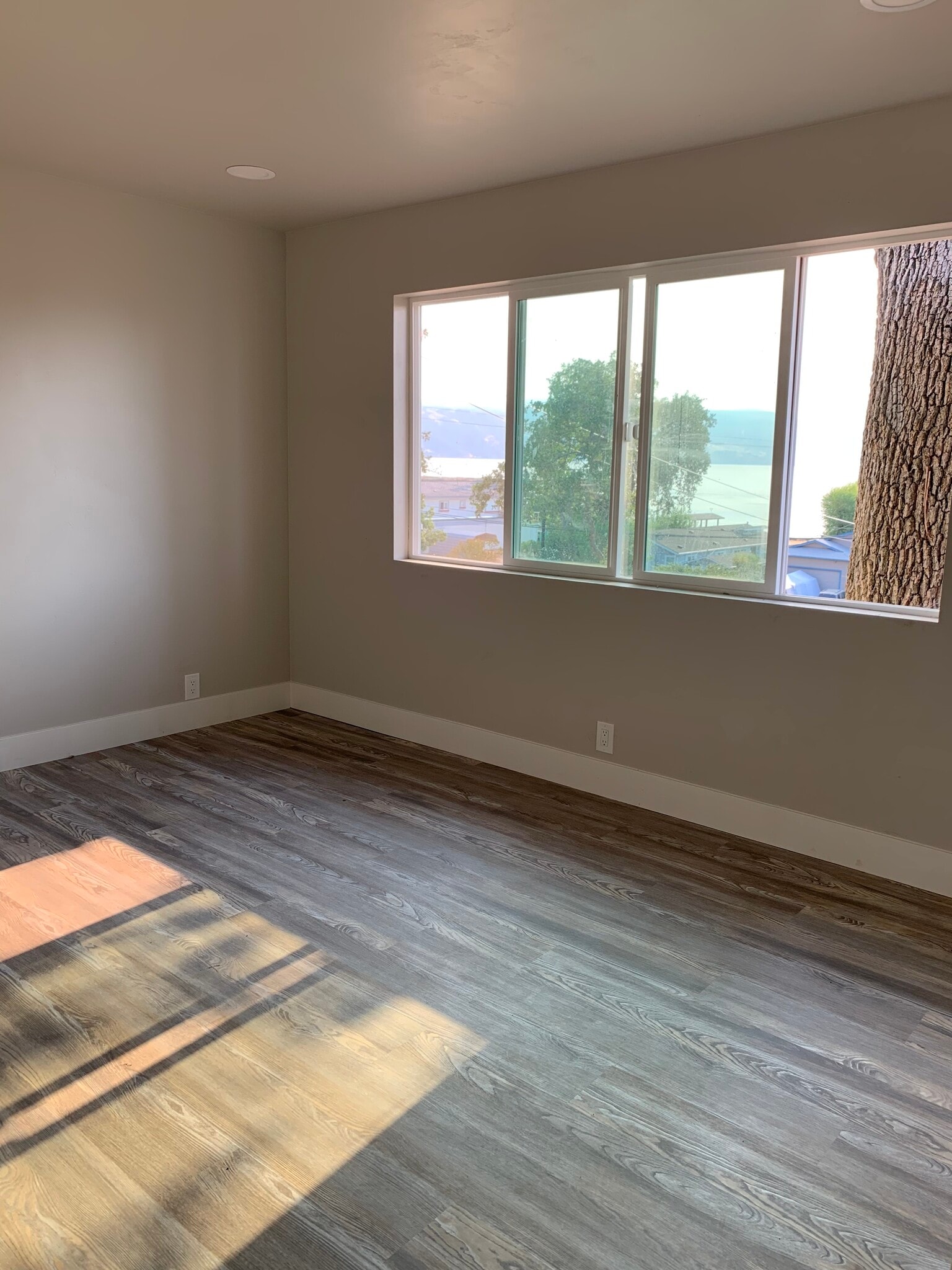 2nd Bedroom with a lake view - 3677 Lakeshore Blvd