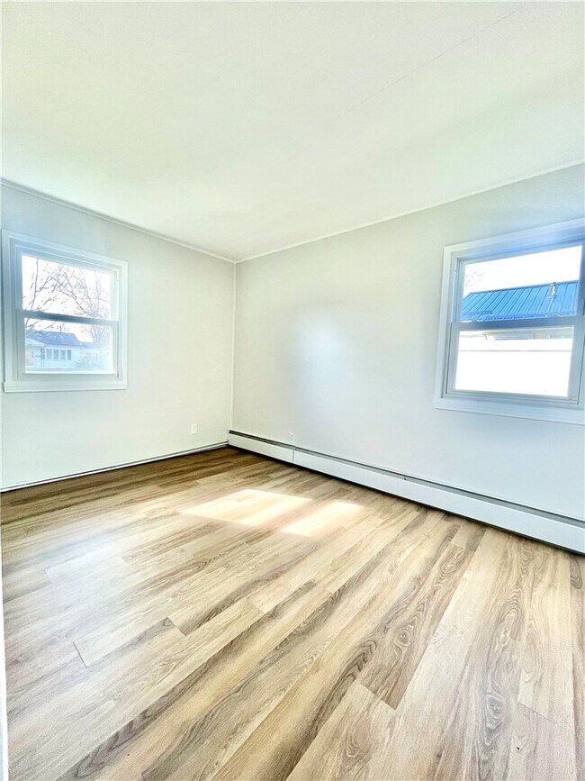 Building Photo - 218 Lynhurst Ave