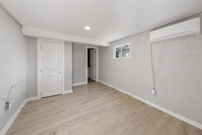 Building Photo - 213 Caplin St