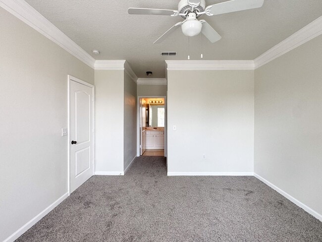 Building Photo - The Villas Condominiums  2/2 AVAILALBE NOW!