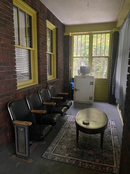 Building Photo - 301 Bingham Ave