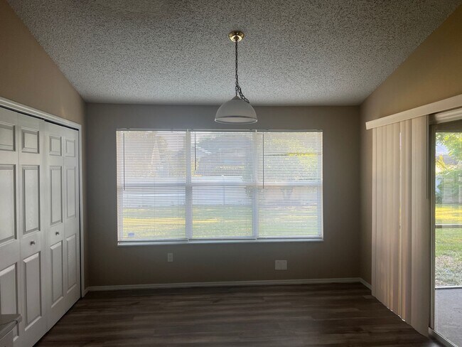 Building Photo - Large 4/2 with 2 Car Garage & Huge Fenced ...