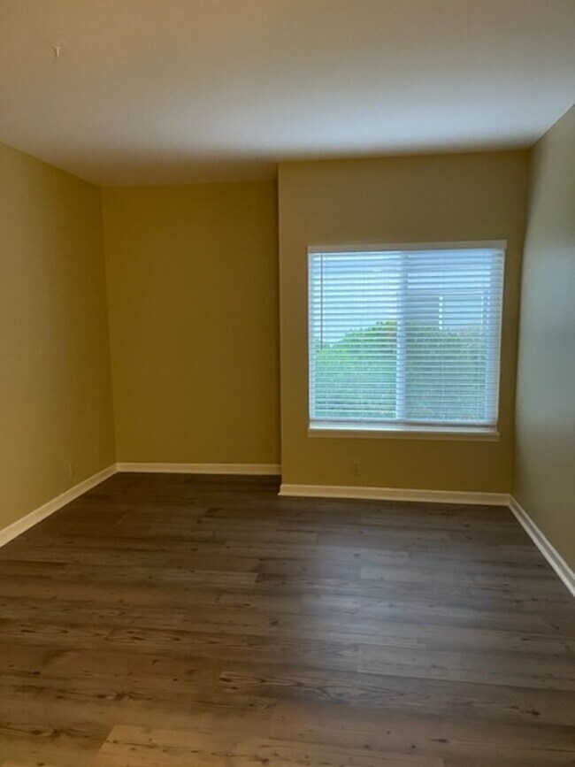 Building Photo - Beautiful Bottom Floor Unit in Ridgecrest Condos! Month to Month Lease!