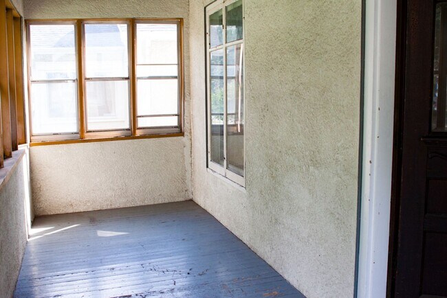 Building Photo - Beautiful 5 Bedroom Close by The U of M fo...