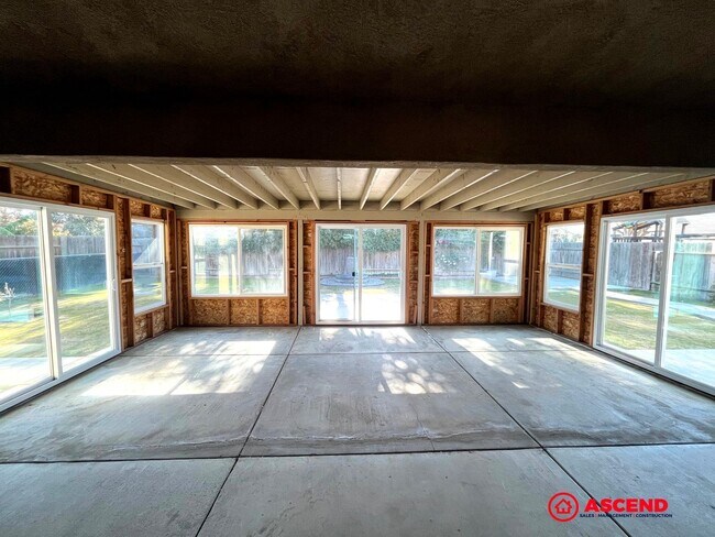 Building Photo - Beautiful 4 Bedroom Home in the Southwest!