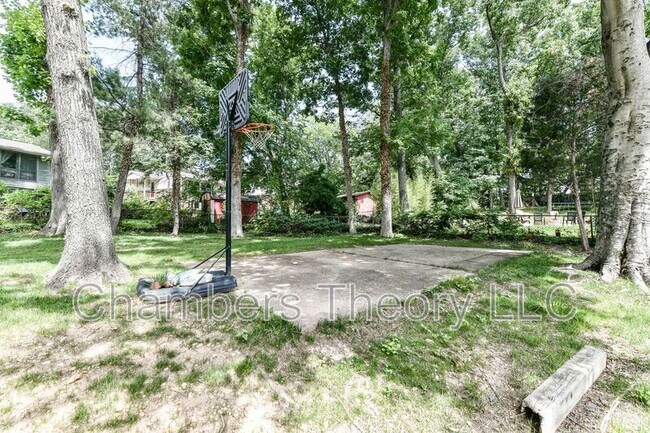 Building Photo - 6206 Redwood Ln