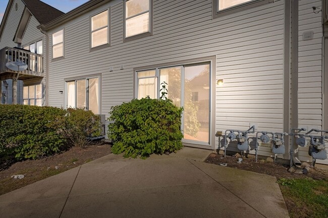 Building Photo - 2877 Stonewater Dr